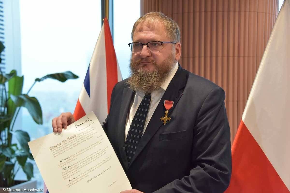 Piotr Cywiński z Krzyżem Oficerskim Orderu Imperium Brytyjskiego