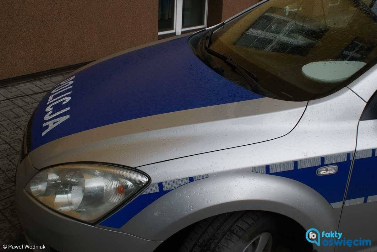 Uderzyła osobówką w tył ciężarówki. Trafiła do szpitala