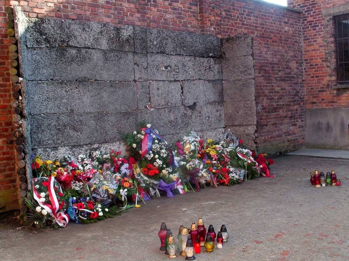 Egzekucja pod ścianą straceń w Święto Niepodległości