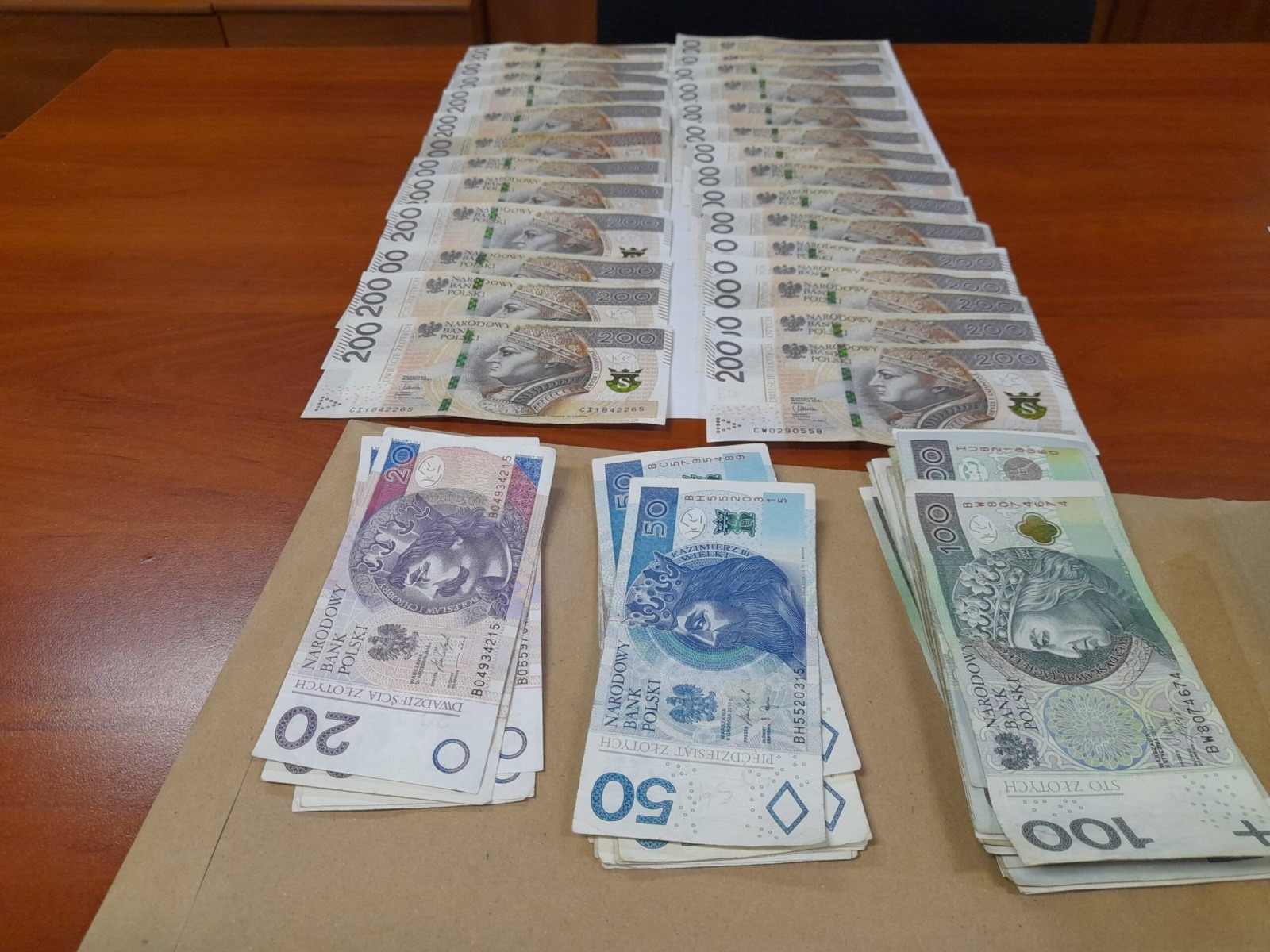 Kto zgubił grubszą gotówkę? Uczciwy znalazca odniósł ją na policję