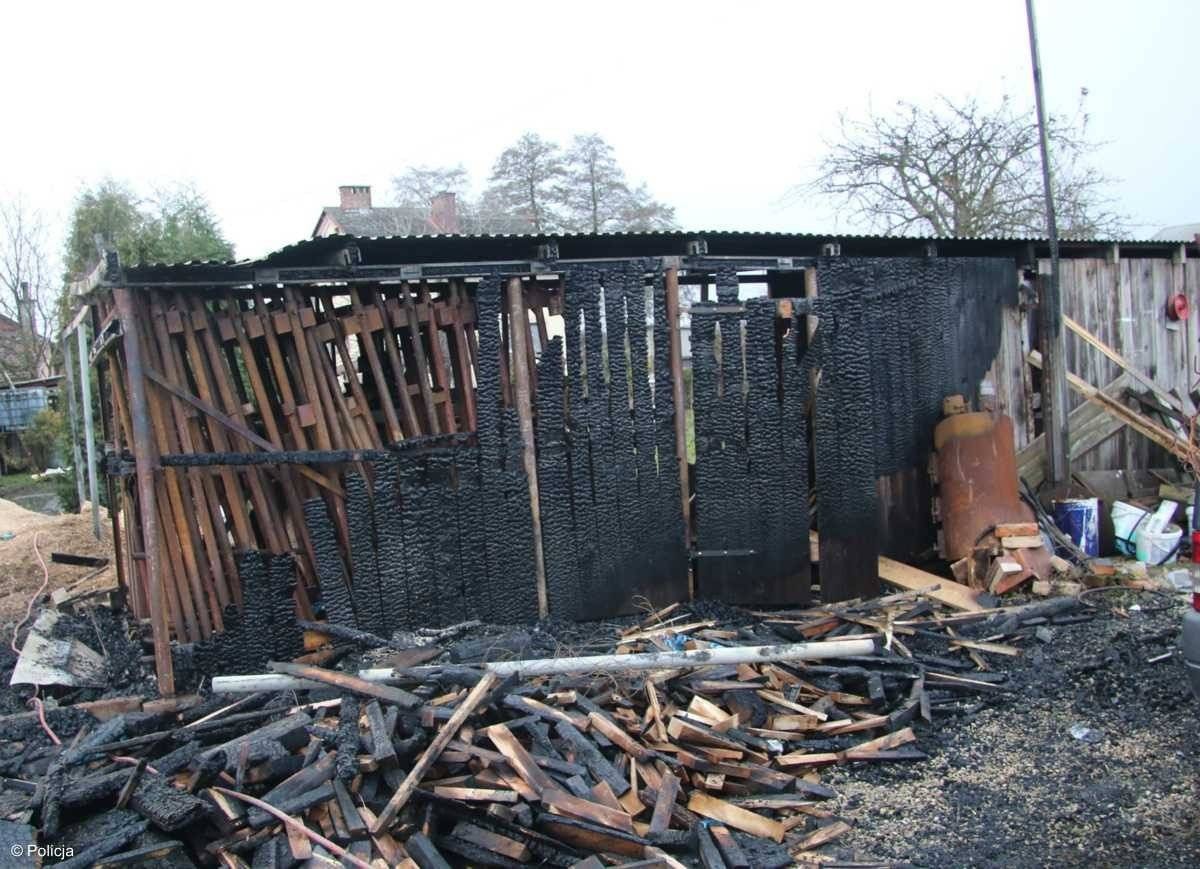 Pożar wybuchł tuż przy stolarni. Strażacy uratowali zakład – FOTO