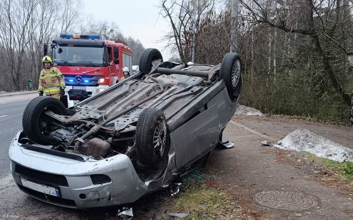 Zderzenie dwóch samochodów. Jeden dachował – FOTO