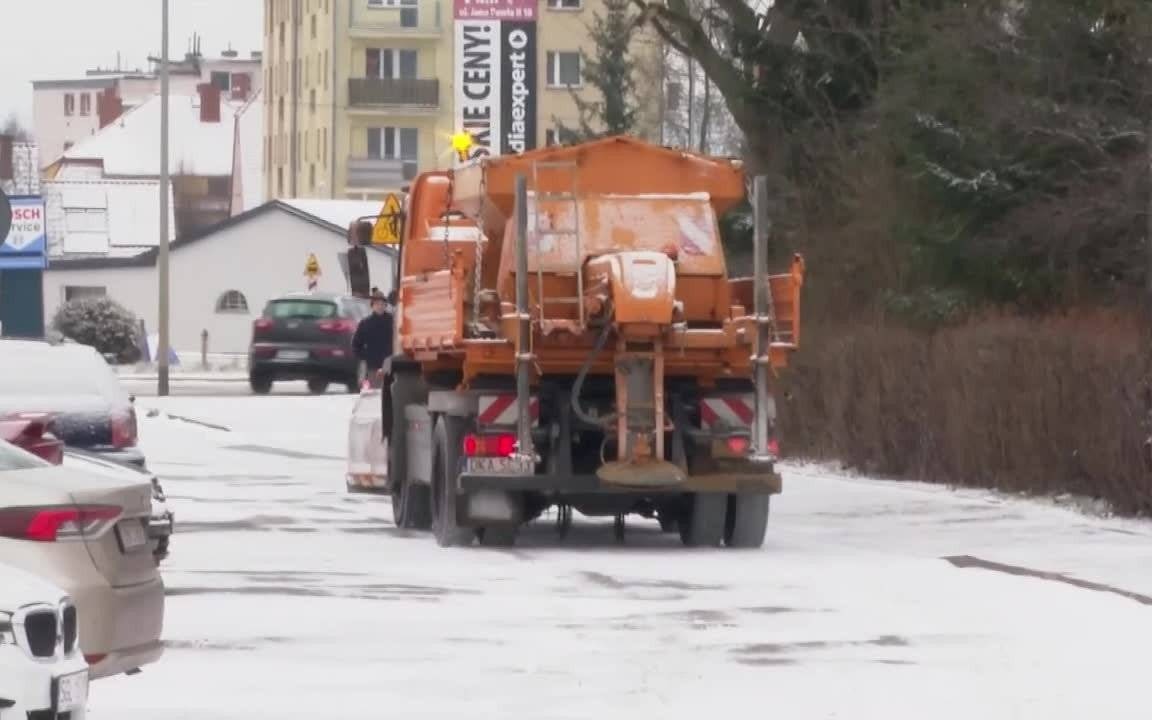 Trudne warunki na drogach. Ekspert radzi, jak uniknąć wypadku – FILM