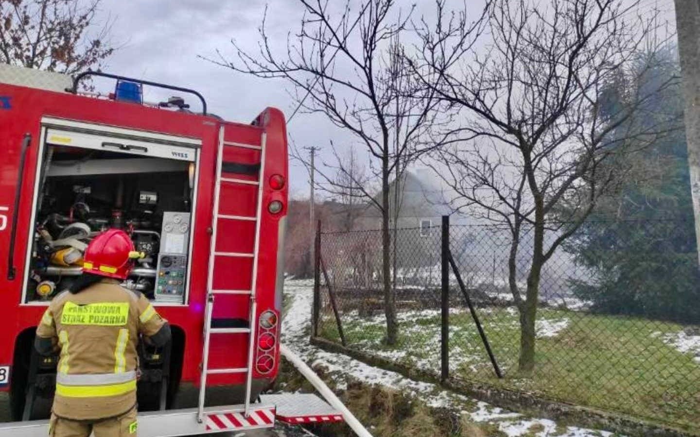 Pożar domu w Kętach. Poszkodowane są dwie osoby – FOTO