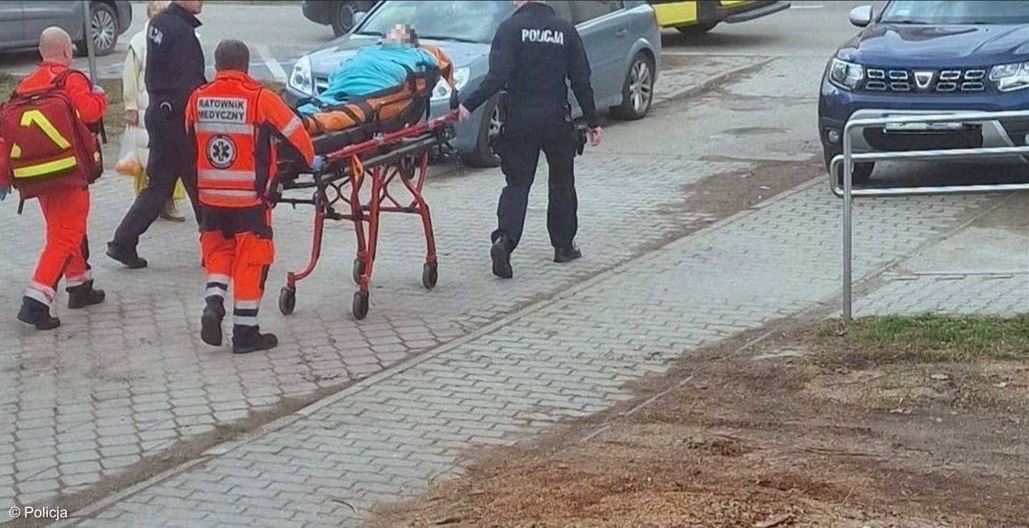 Karetka nie mogła dojechać do pacjentki, bo kierowcy zablokowali drogę