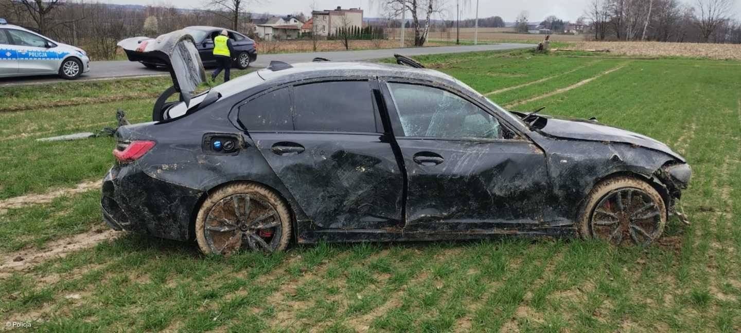 Policyjny pościg. Ścigany rozbił się na słupie i dachował