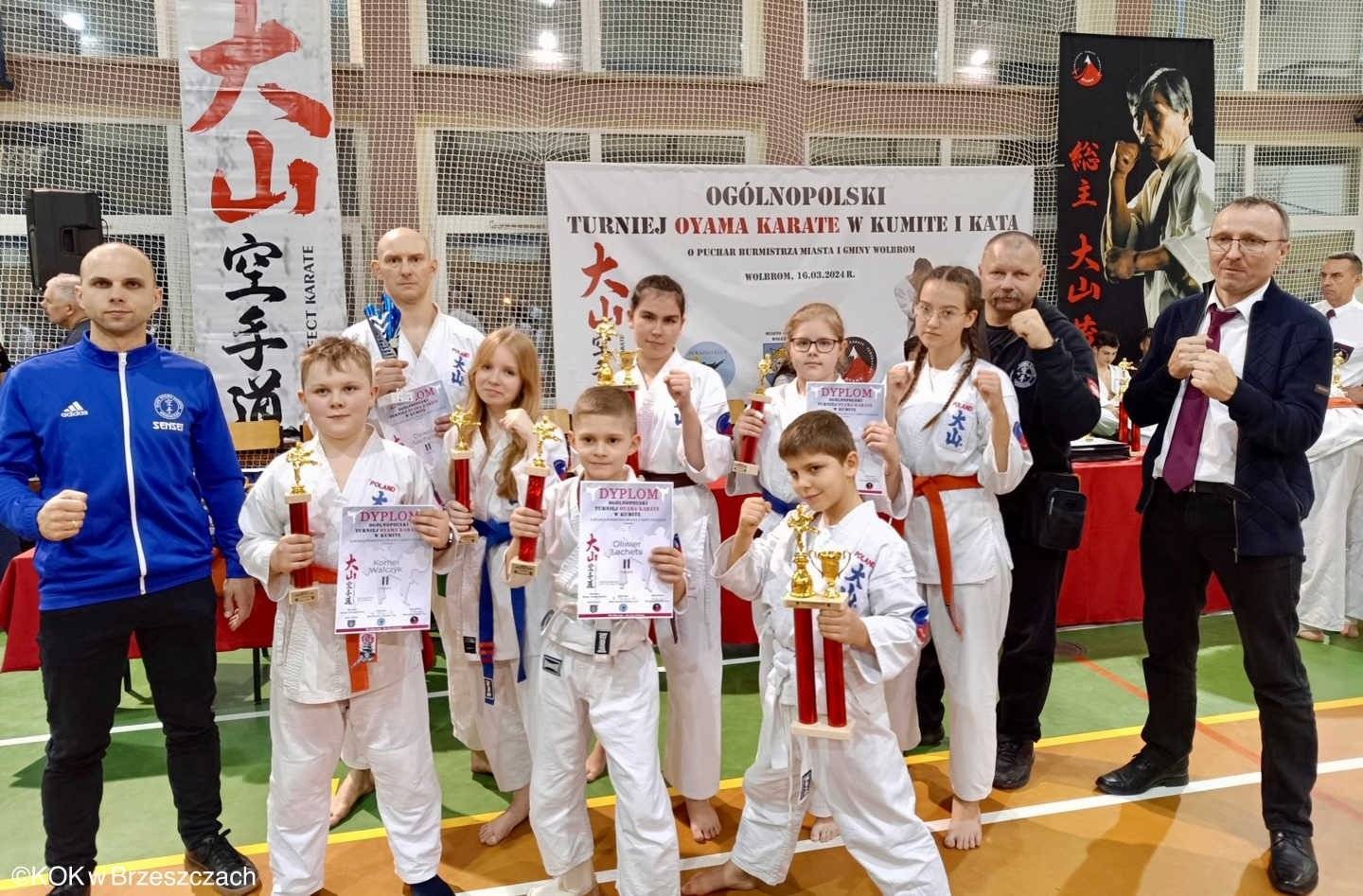 Karatecy z Brzeszcz z workiem pełnym medali – FOTO
