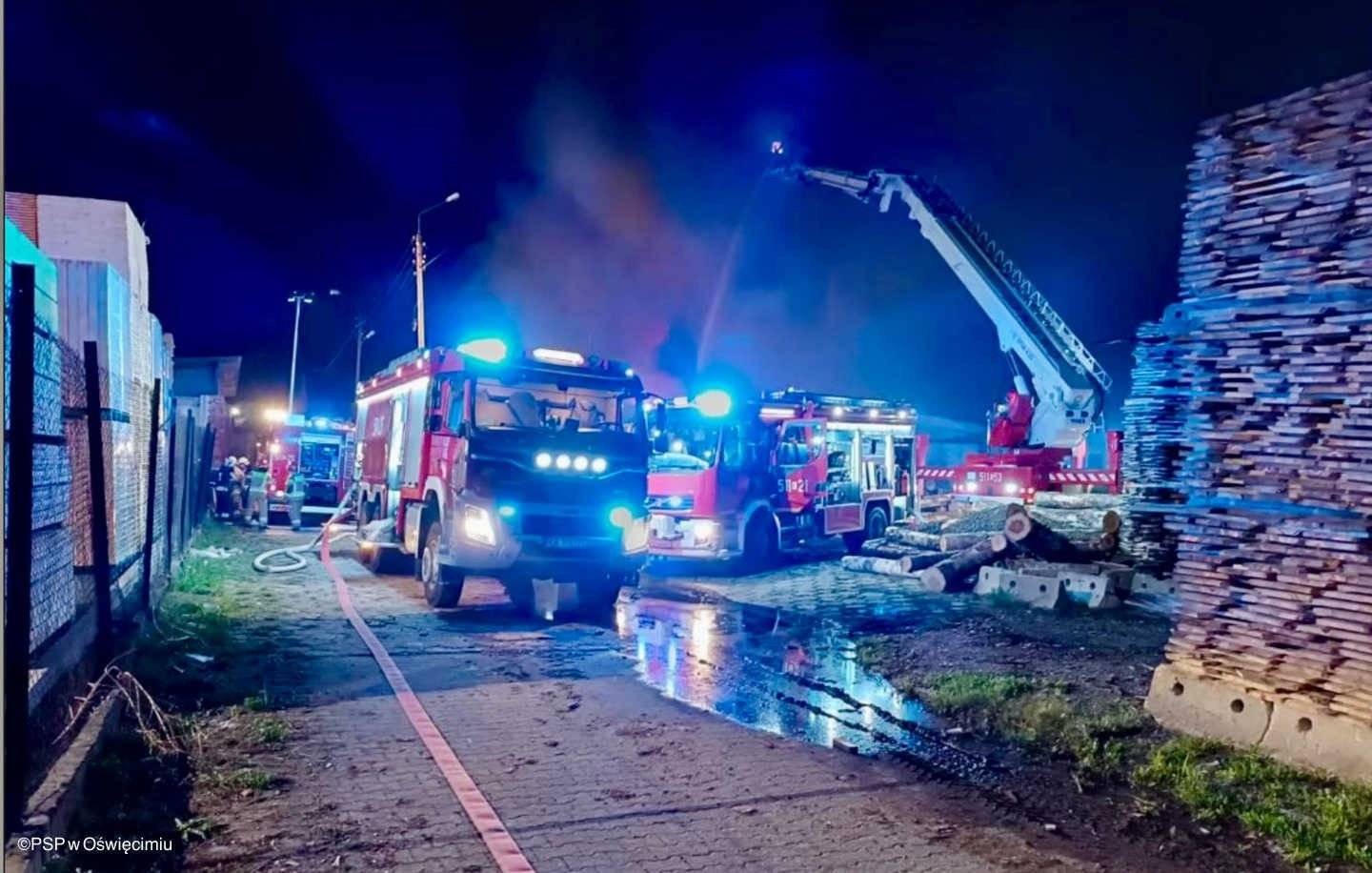 Pożar hali produkcyjnej w Kętach – FOTO