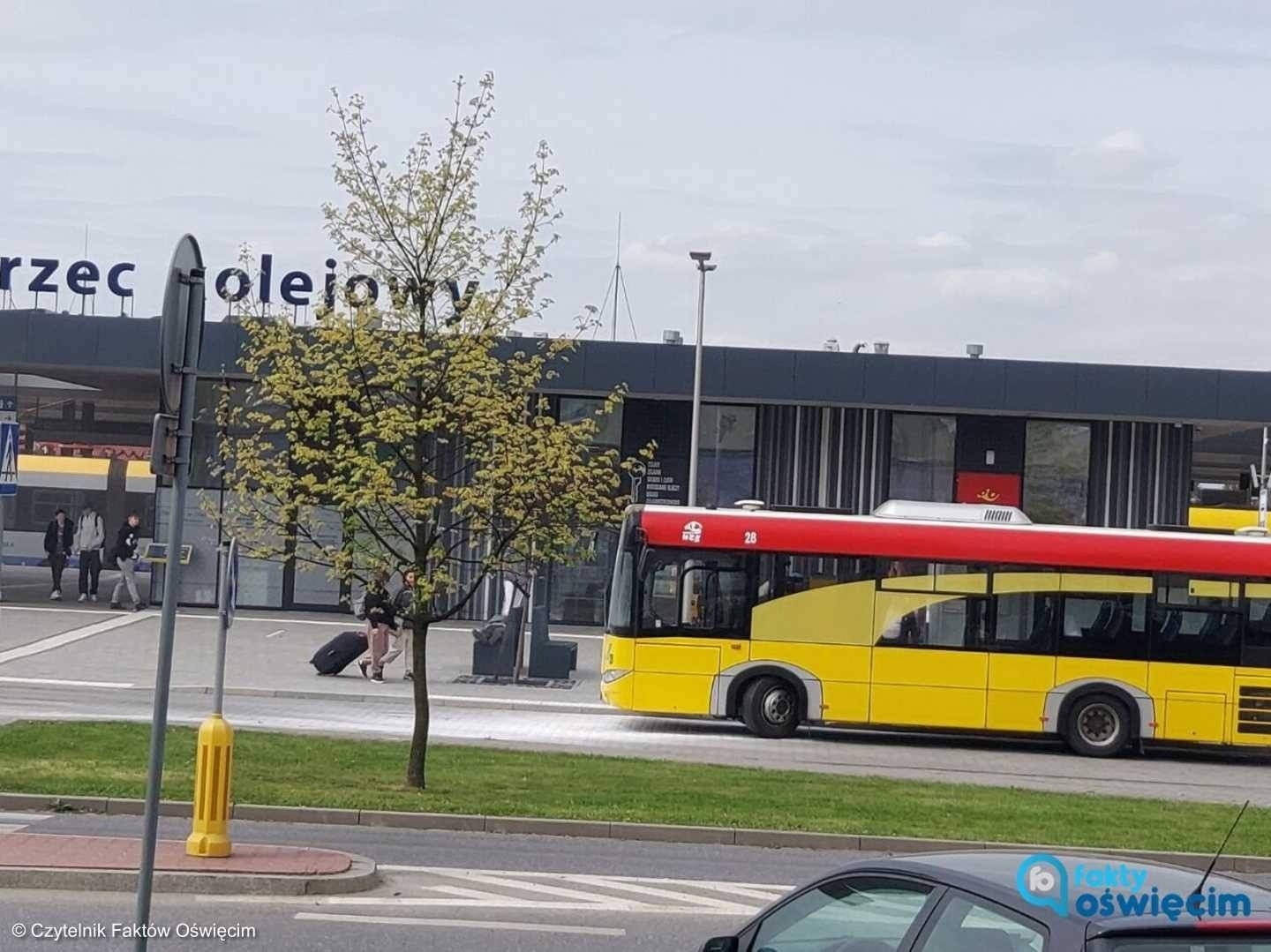 Zapalił się autobus. Kierowca ewakuował pasażerów – FOTO