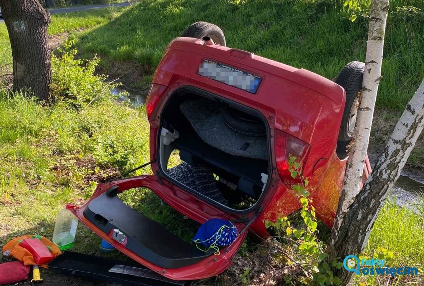 Suzuki dachowało na łuku drogi – FOTO