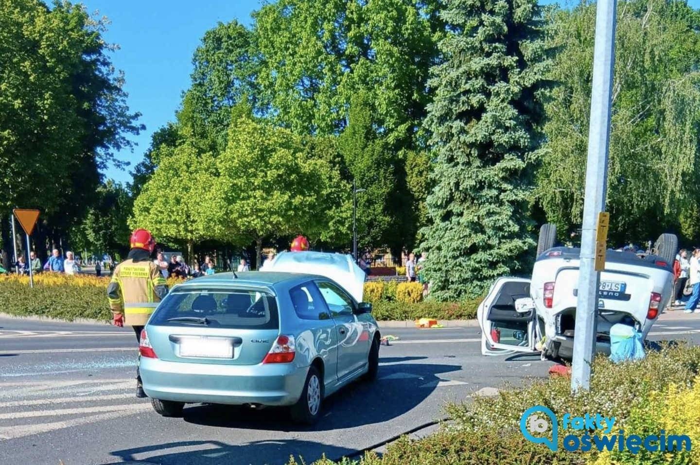 Dachowanie na niebezpiecznym skrzyżowaniu – FOTO