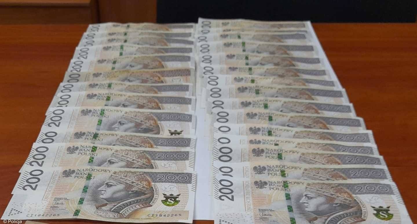 Nastolatki znalazły zwitek banknotów. Pieniądze wróciły do właściciela