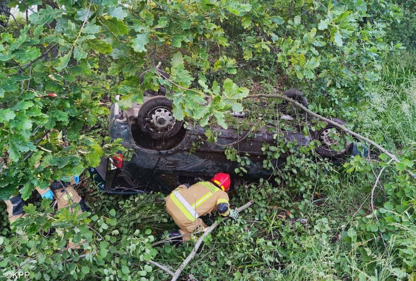 Dachowanie młodego kierowcy. Wiózł cztery osoby – FOTO