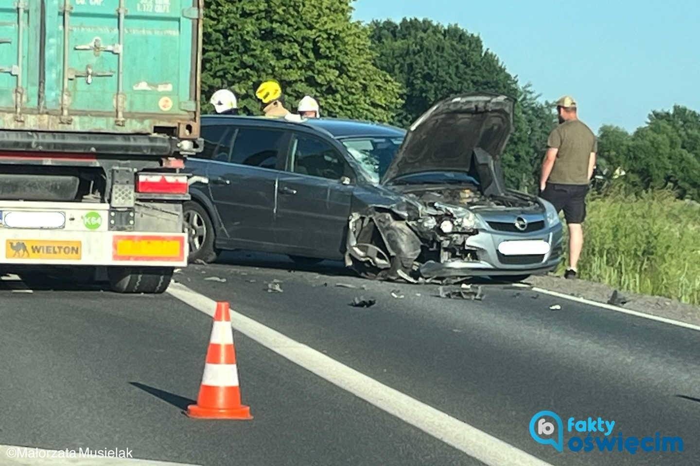 Zderzenie ciężarówki z osobówką na drodze krajowej – FOTO