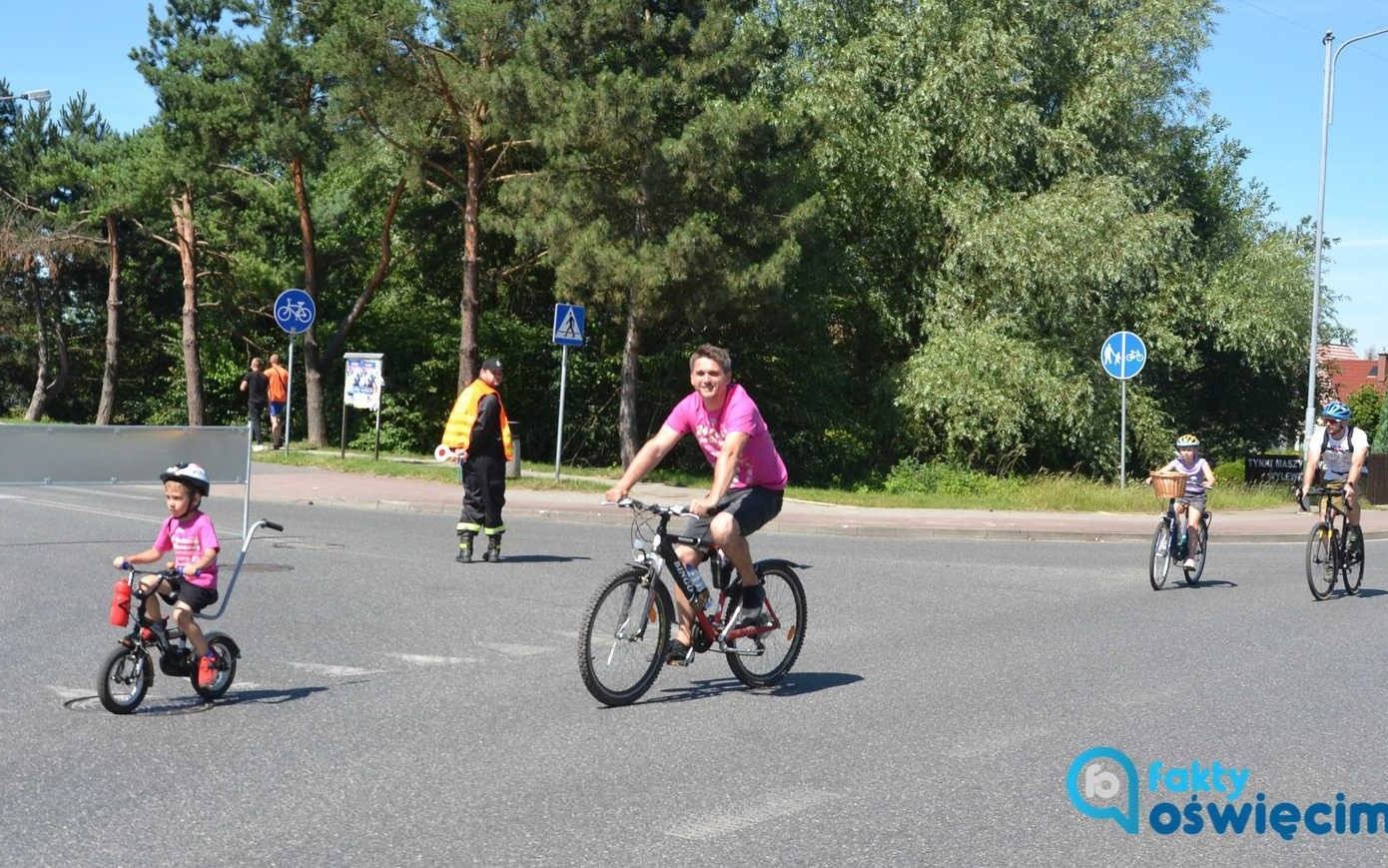 Około 1300 osób bierze udział w rajdzie rowerowym – FOTO