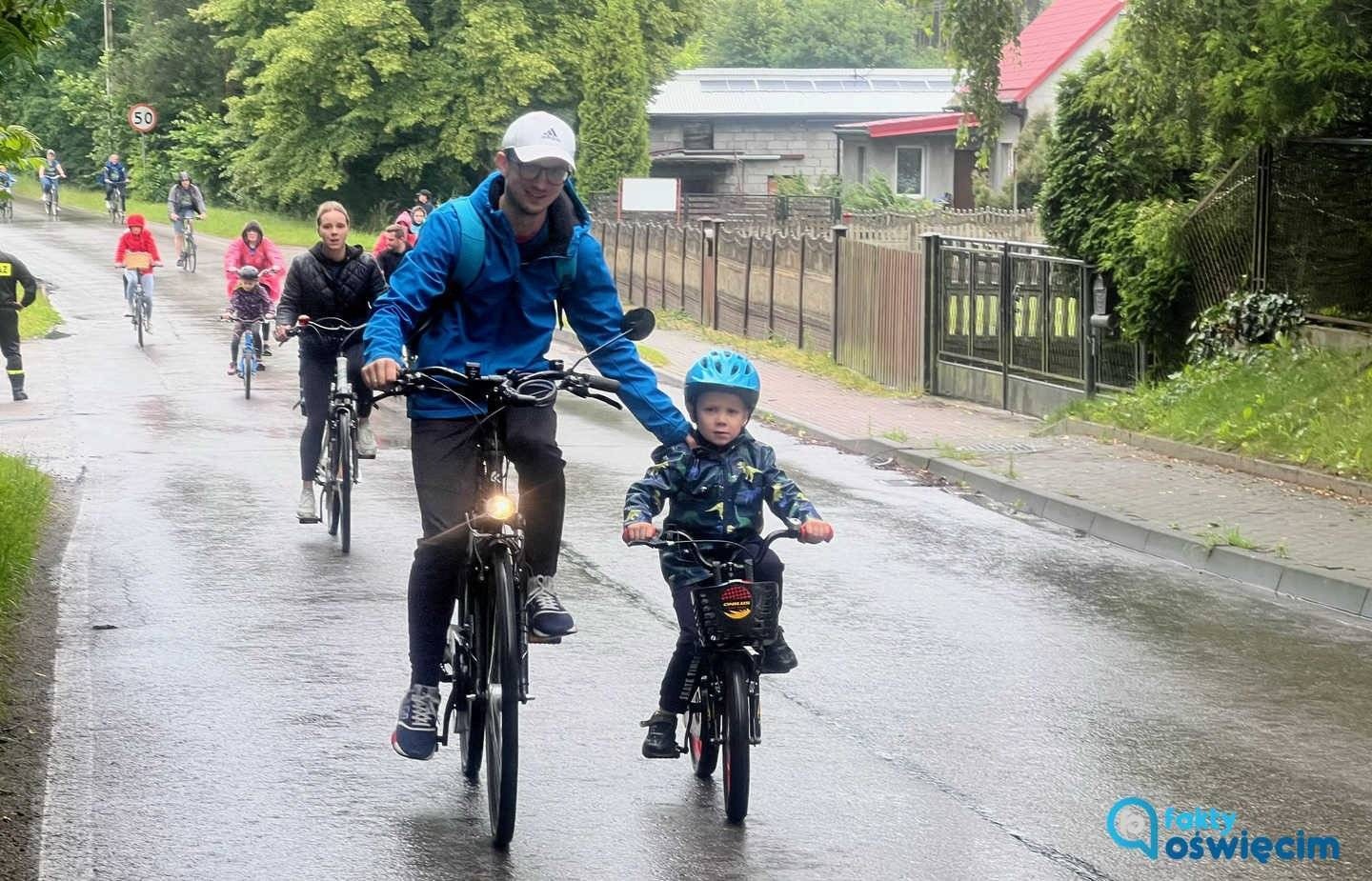 Mimo deszczu, rajd rowerowy przyciągnął setki uczestników – FOTO