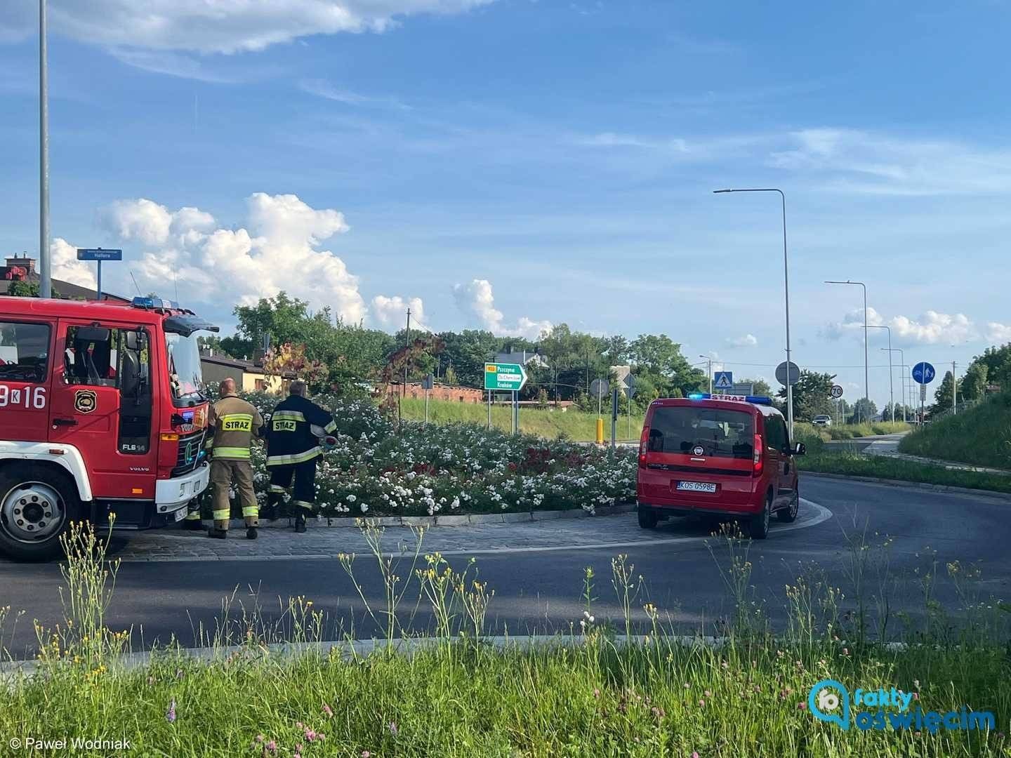 Granulat polimerowy wysypał się na drogę – FOTO