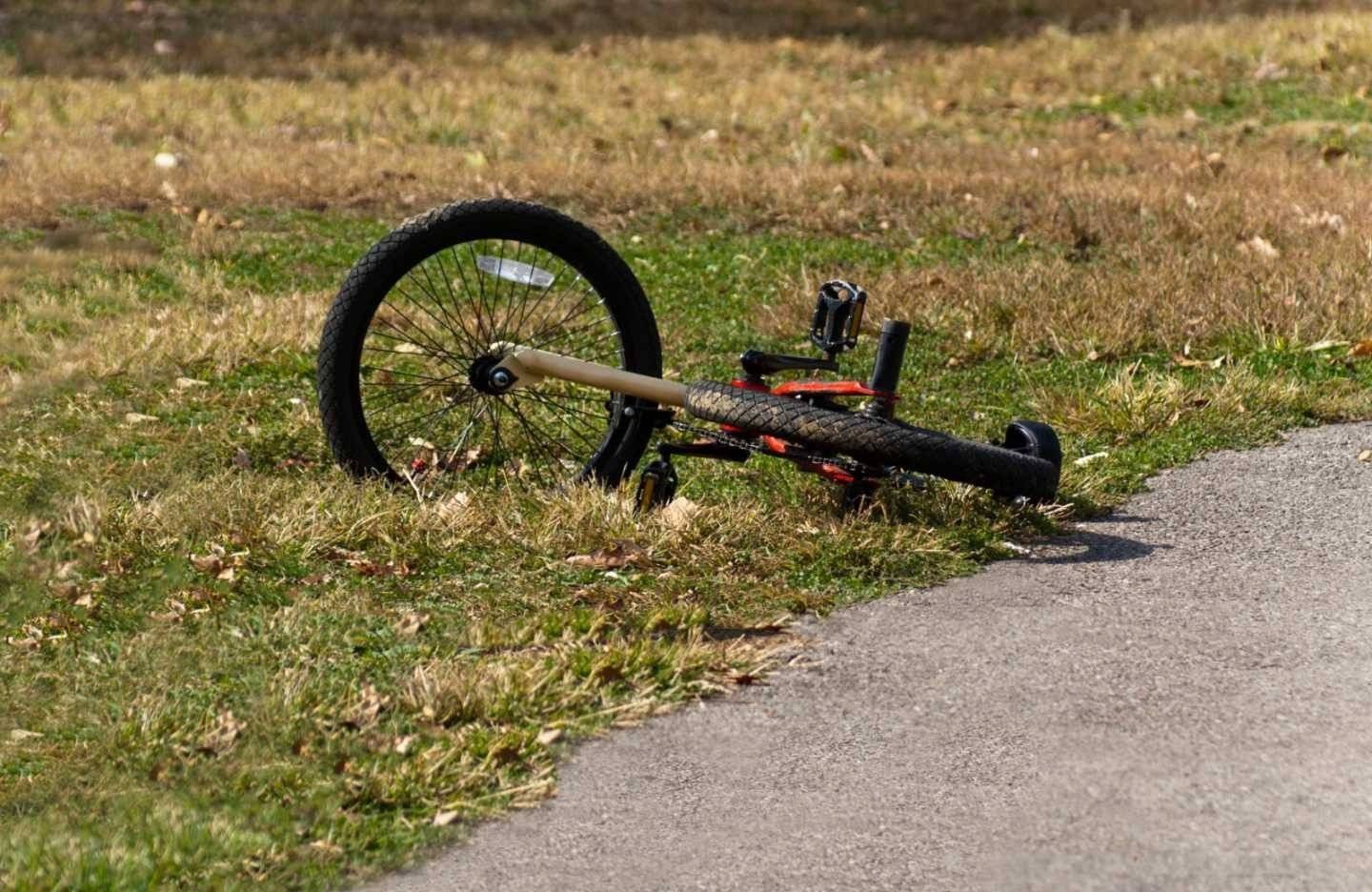 Rowerzysta nie żyje, motocyklista trafił do szpitala