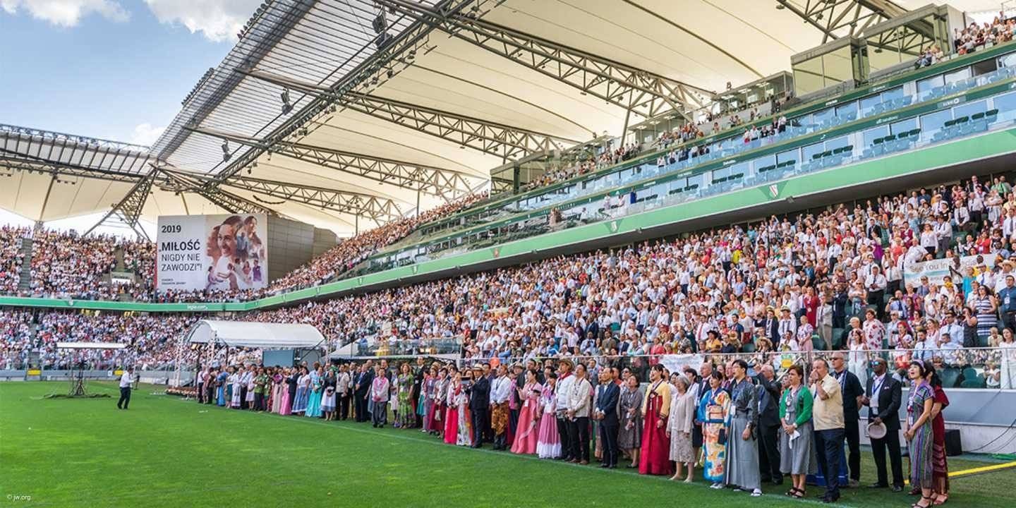 125 tysięcy uczestników na kongresach Świadków Jehowy w Polsce