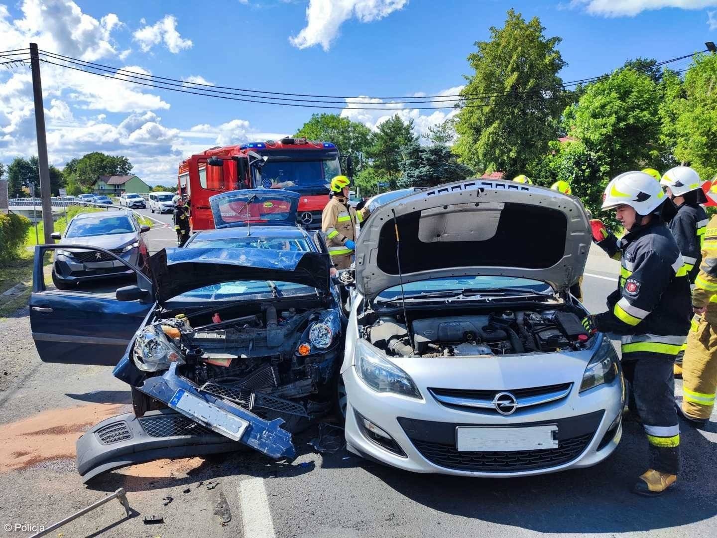 Zderzenie podczas zawracania na drodze krajowej – FOTO