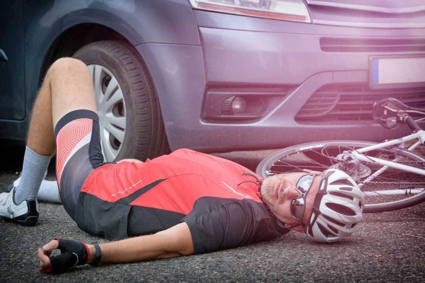 Dostawczakiem potrącił rowerzystę na drodze krajowej