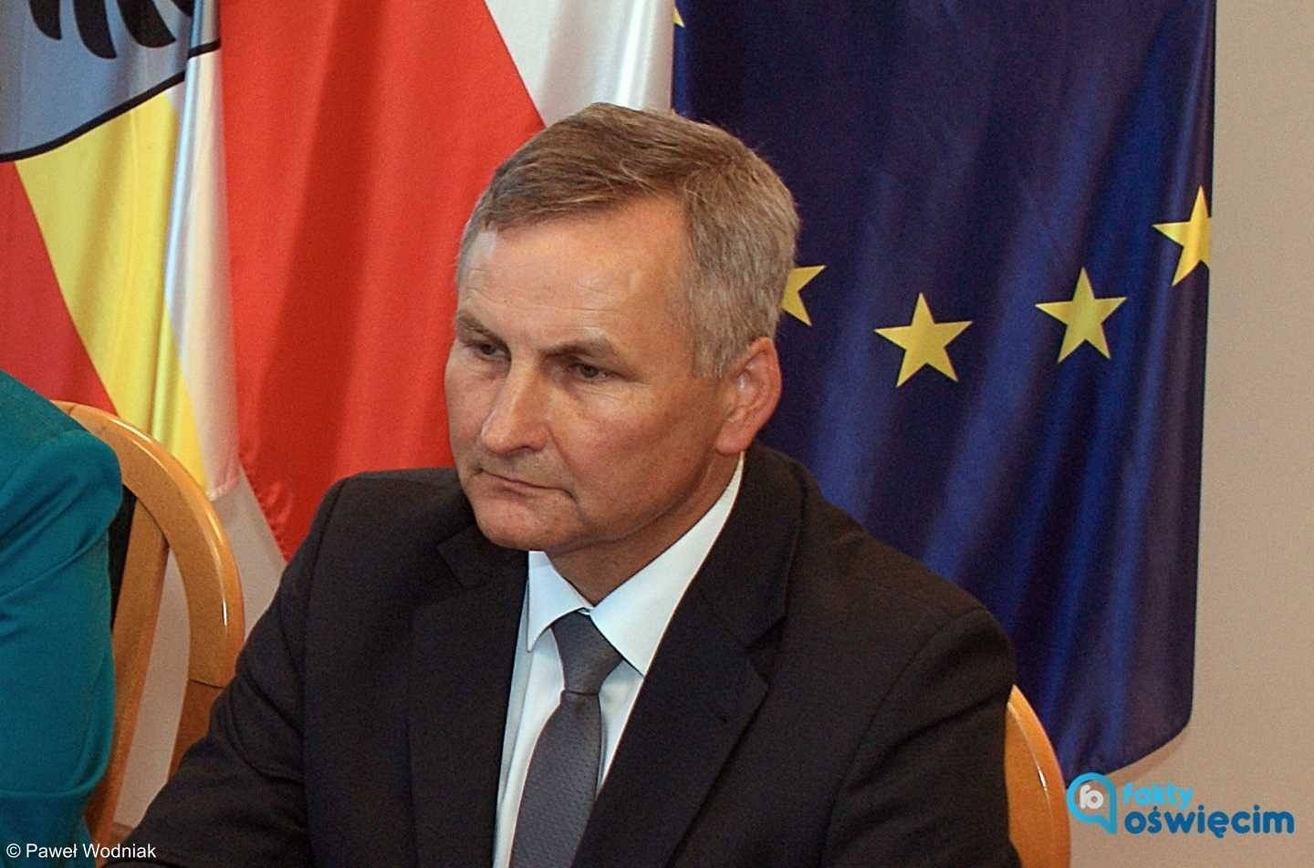 Polityczne spięcia na sesji rady powiatu. Radny Biernat traci mandat