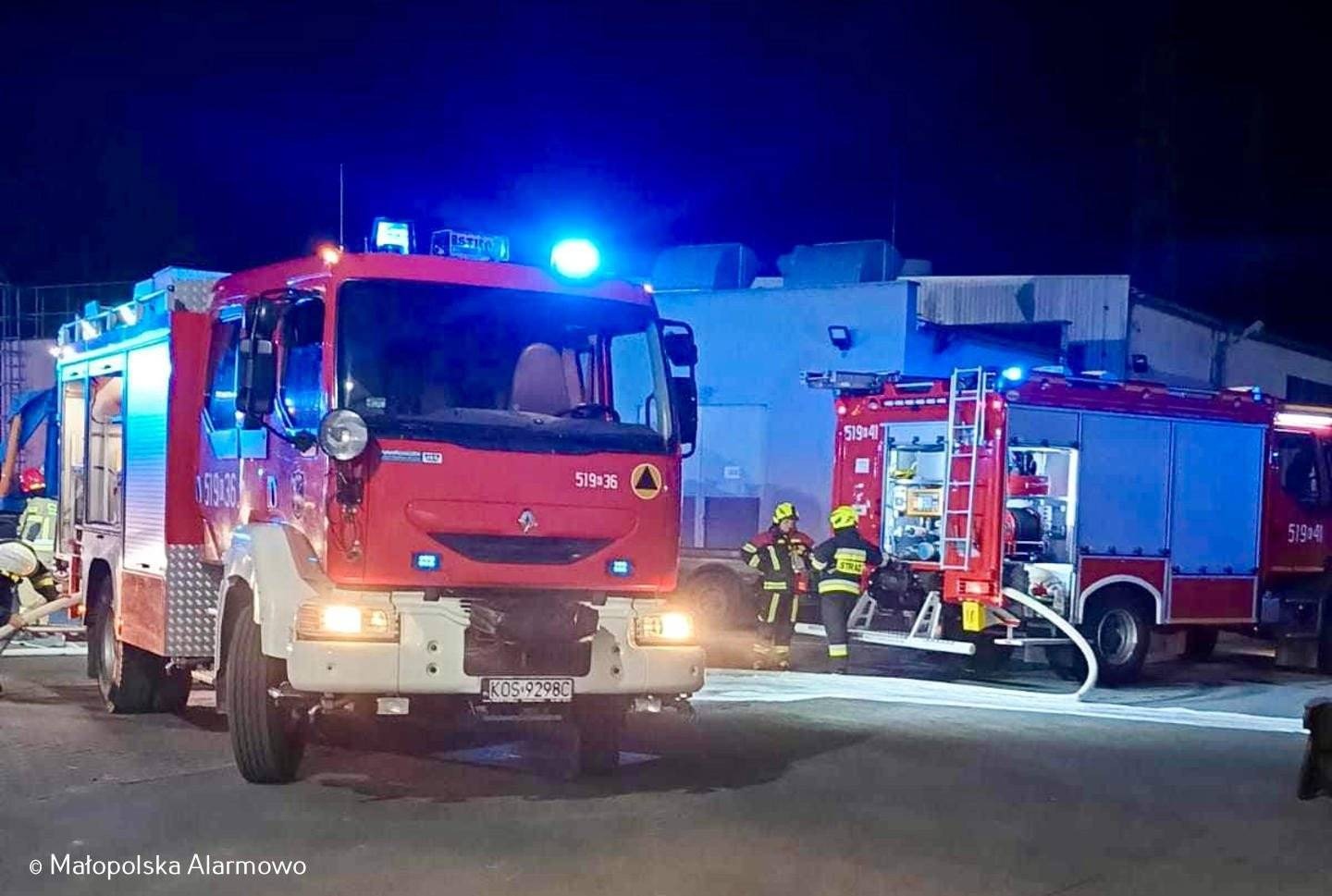 Pożar w Kętach: strażacy opanowali sytuację w hali produkcyjnej – FOTO