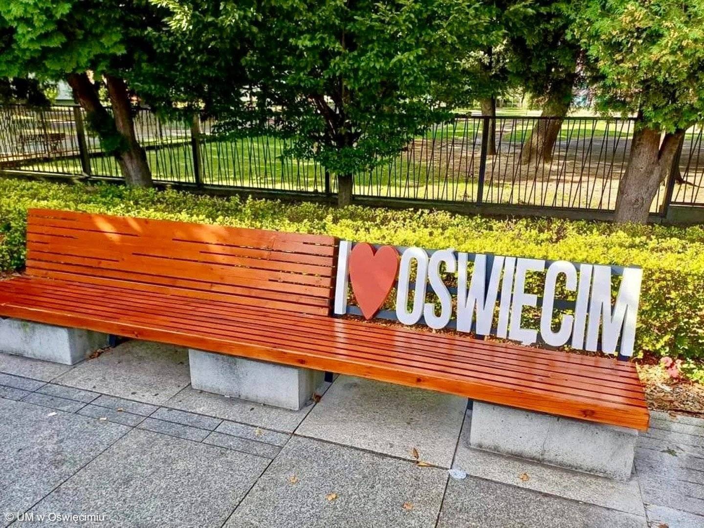 Plac Pokoju z odnowioną ławeczką „I Love Oświęcim”