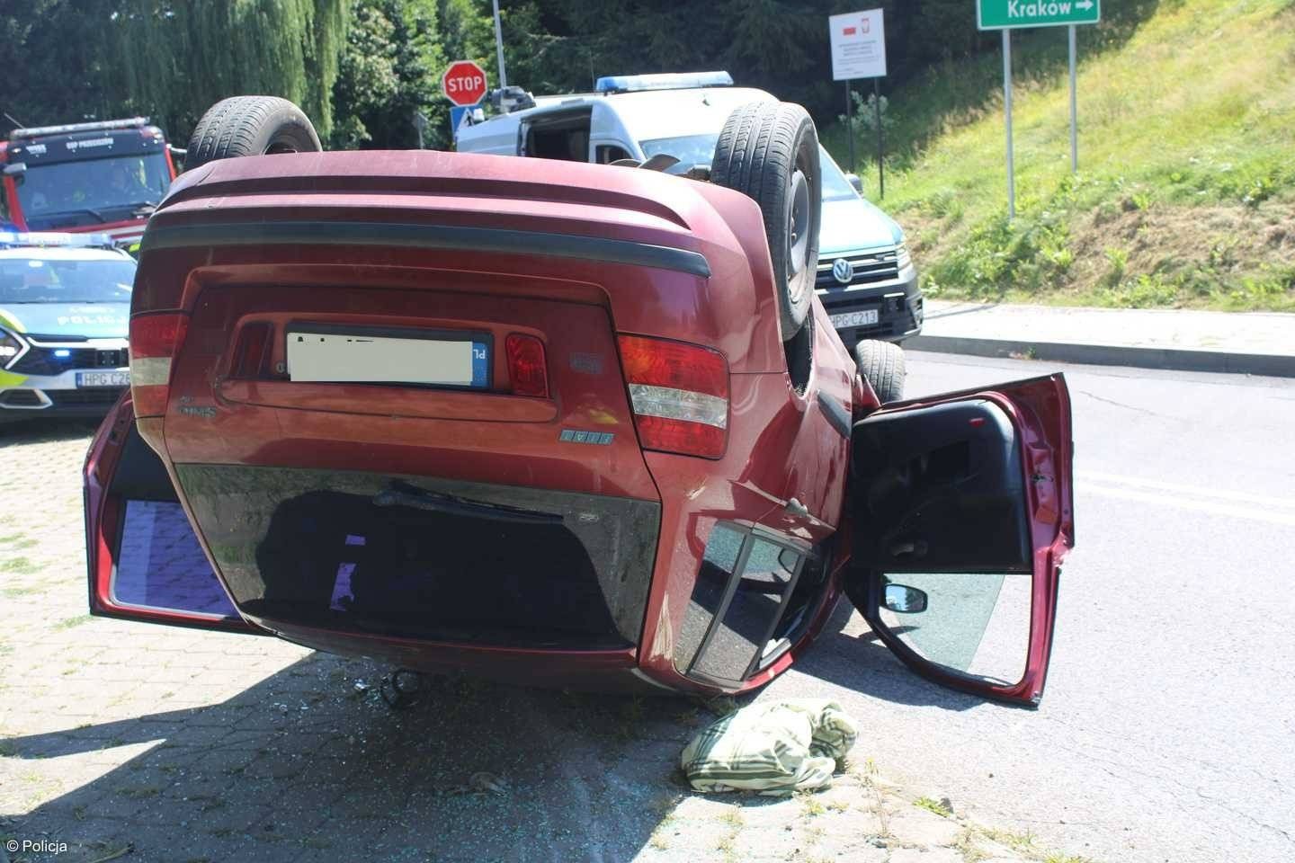 Za szybko weszła w zakręt i dachowała – FOTO