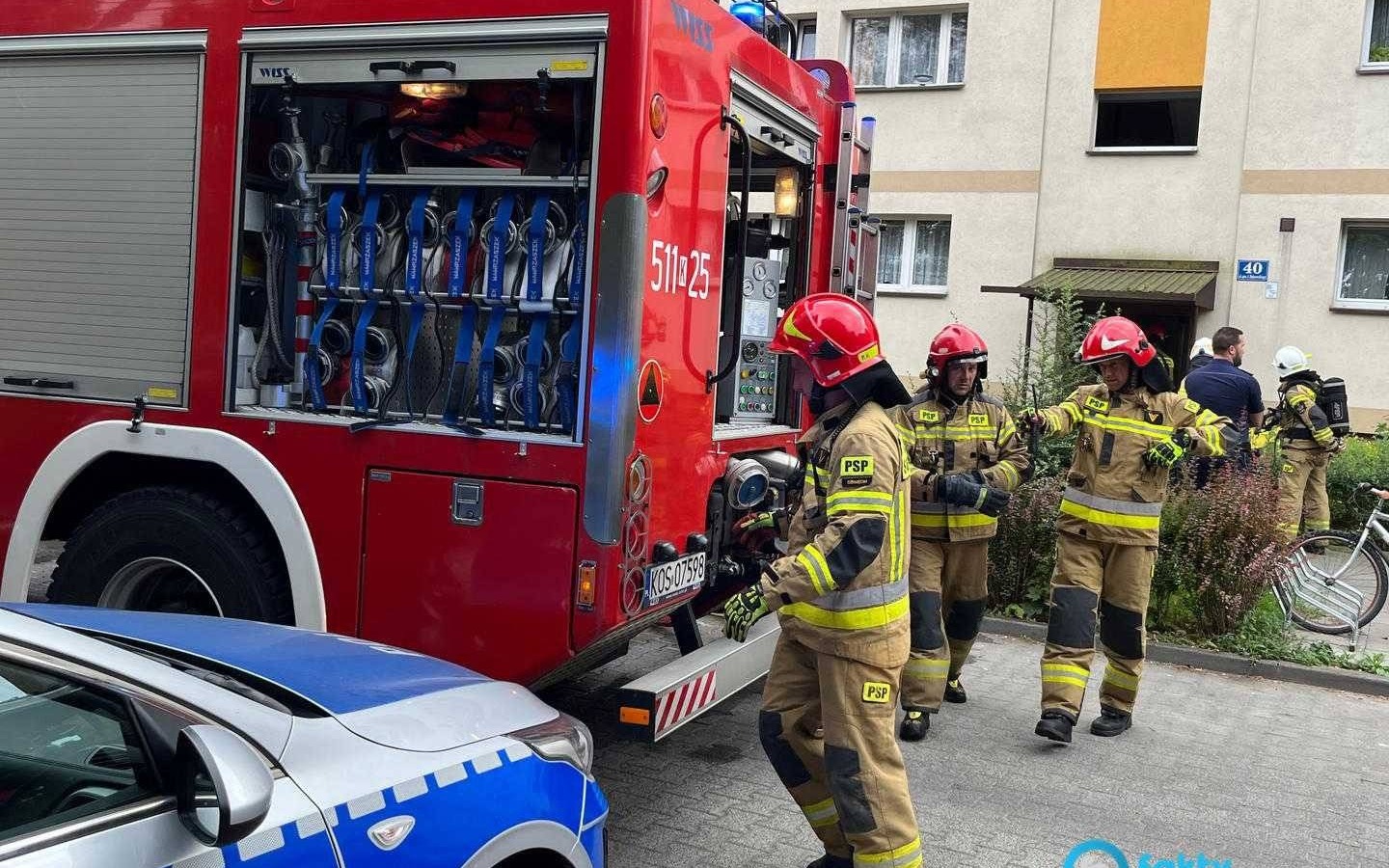 Pożar w bloku przy głównej arterii miasta – FILM, FOTO