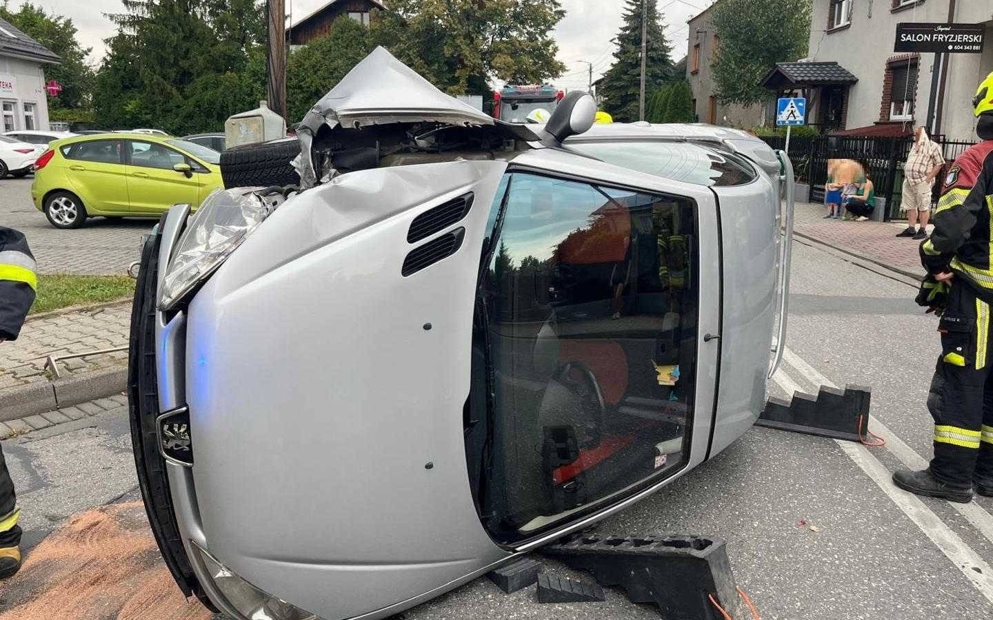 Seniorka uderzyła w słup i przewróciła samochód – FOTO
