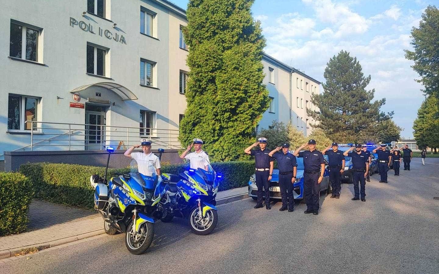 Mundurowi w całej Polsce oddali hołd strażakom z Poznania – FILM