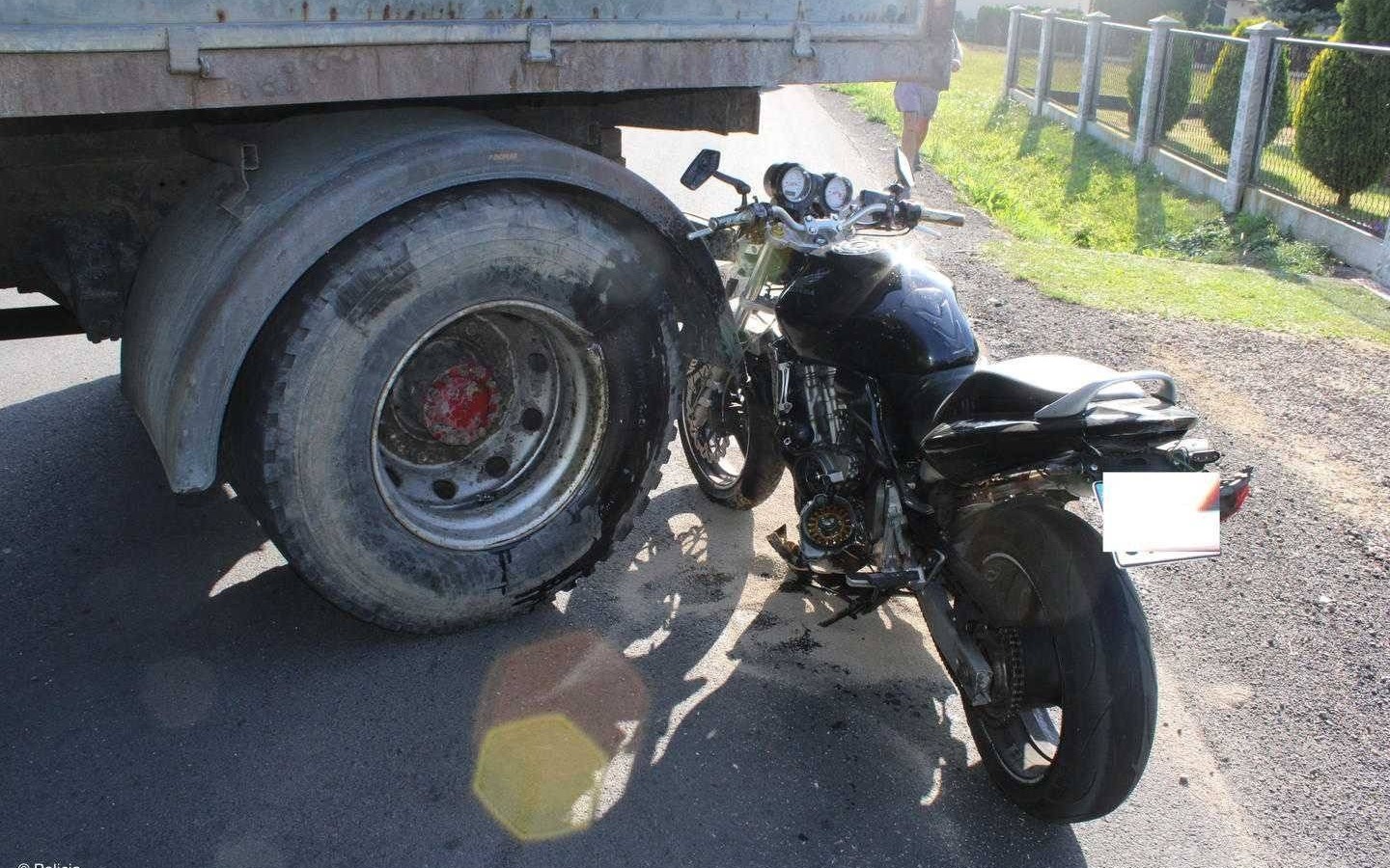 Motocyklem uderzył w ciężarówkę – FOTO
