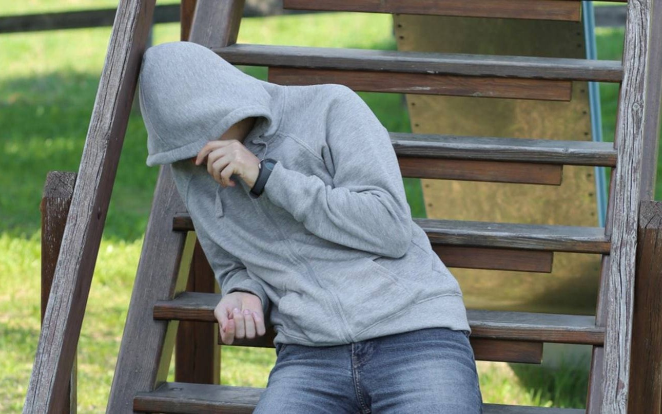 Zasnął na placu zabaw. Miał przy sobie amfetaminę i marihuanę