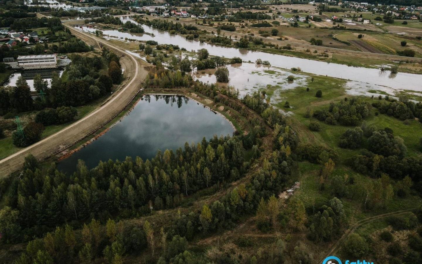Niebezpieczne zabawy nad brzegami rzek. Policja apeluje o rozsądek