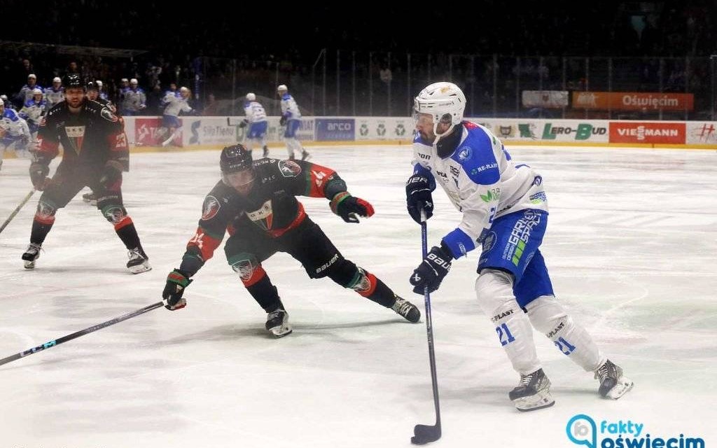 Mecz z pieprzem. Most i rzeka, które dzielą