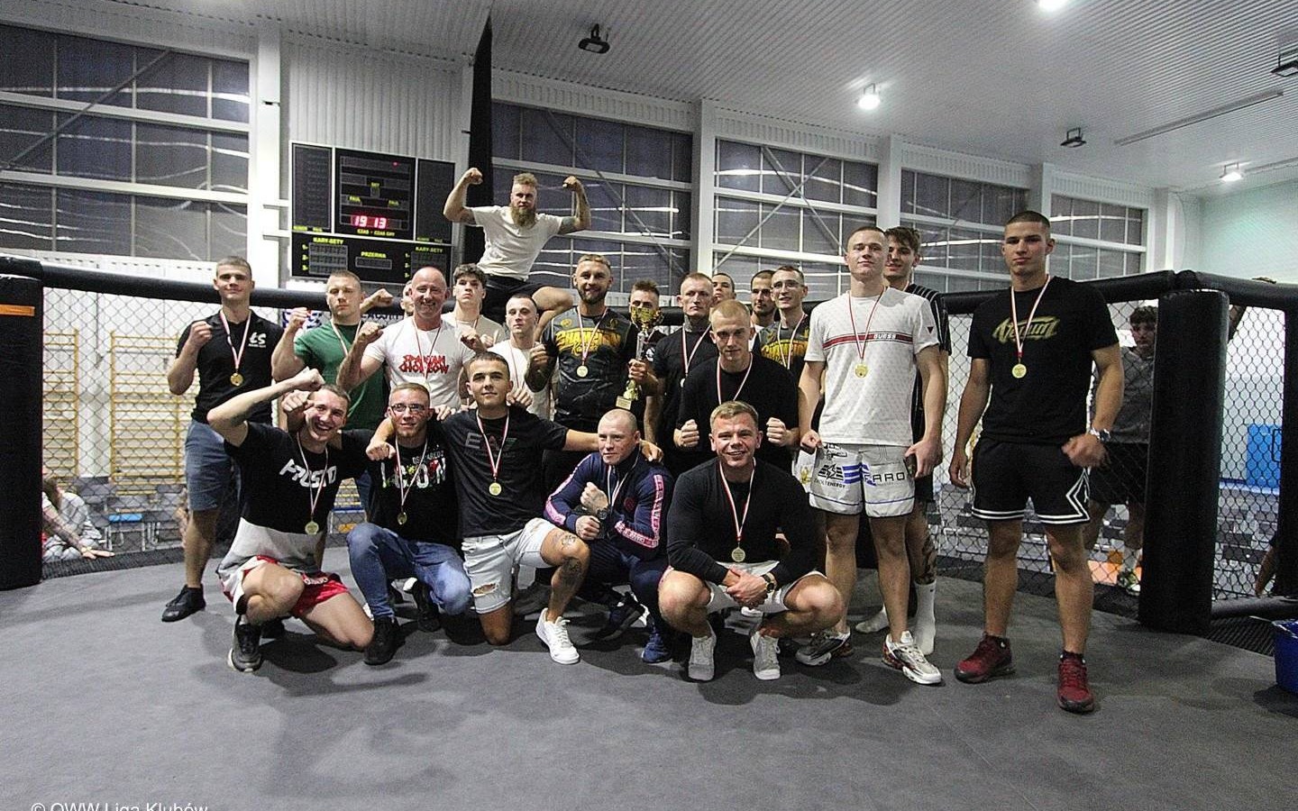 Decydował zaledwie punkt. Minimalnie lepsi gospodarze – FILM, FOTO