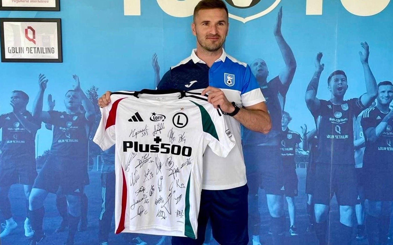 Wylicytuj koszulkę Legii i wspomóż młodych piłkarzy – FOTO