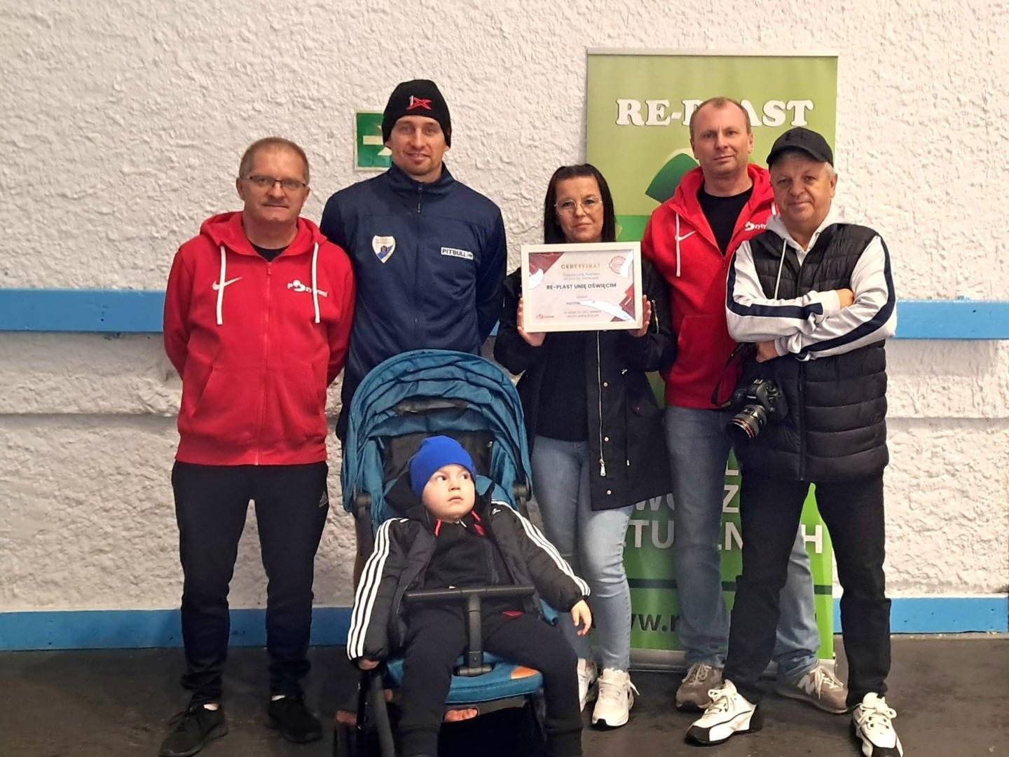 Teddy Bear Toss. Pomocna dłoń od biało-niebieskich fanów – FILM, FOTO