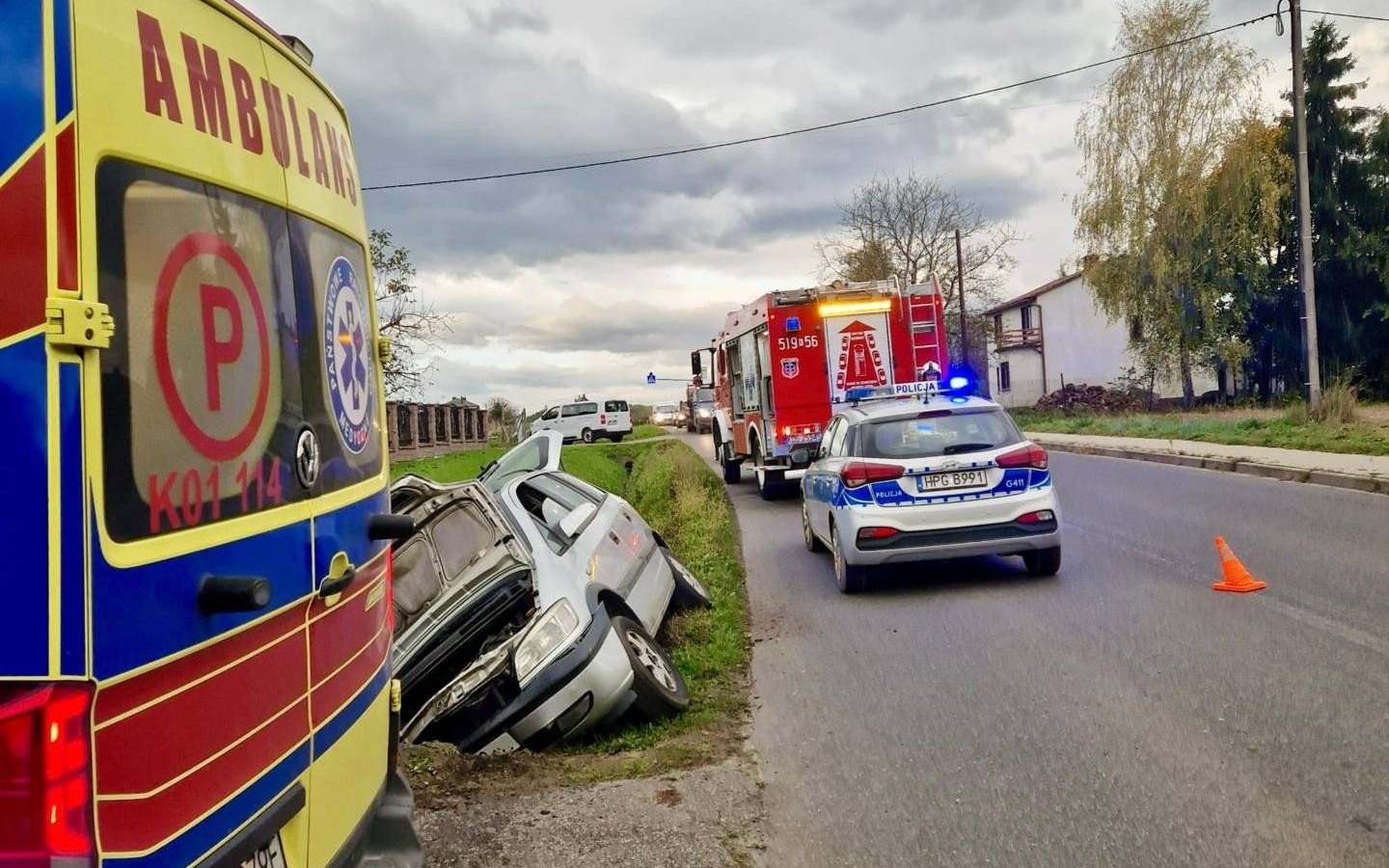 43-letni kierowca wjechał do rowu. Policja apeluje o ostrożność