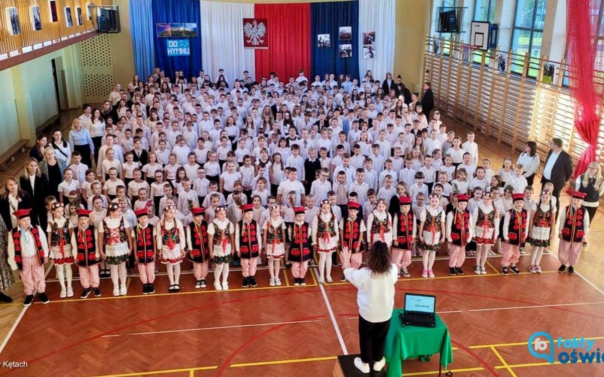 Uczniowie szkoły w Kętach zachwycili w konkursie Do Hymnu – FILM