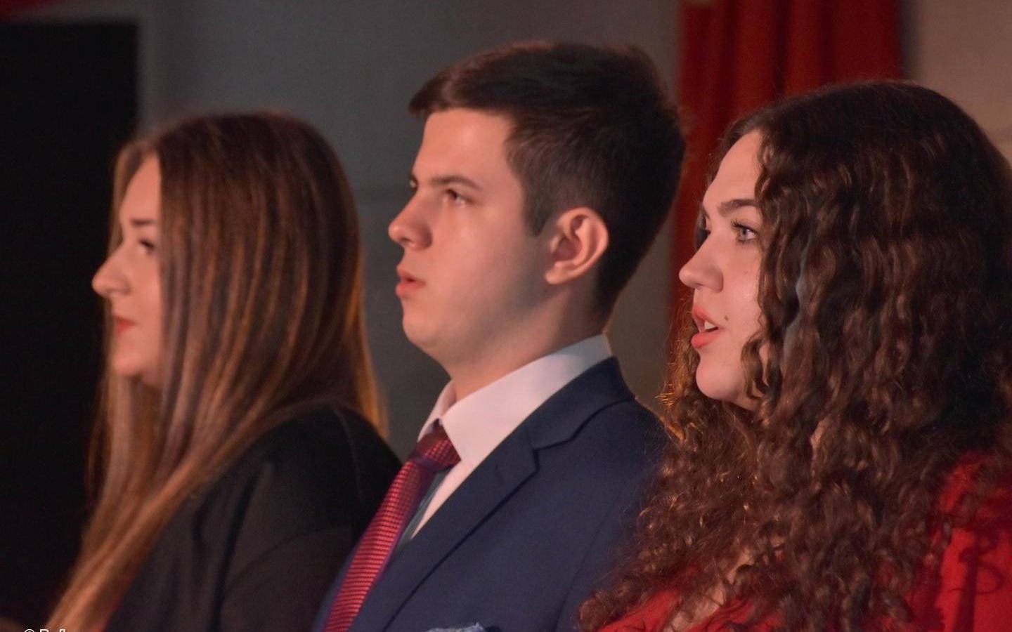 Ślubowanie i pamiątkowa tablica podczas 10-lecie szkoły – FOTO