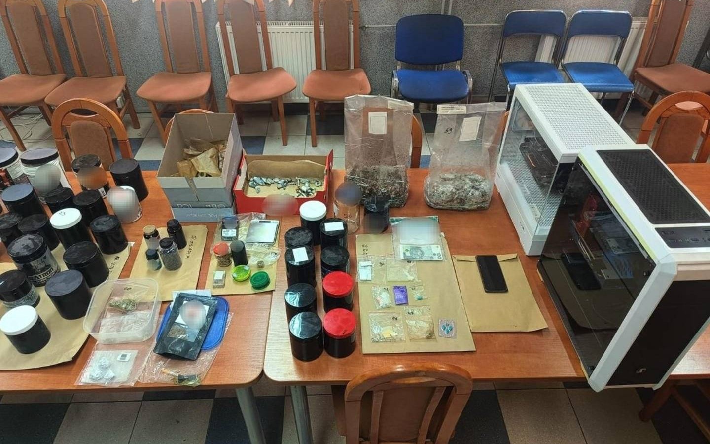 Areszt dla dilerów z Brzeszcz. Policja zabezpieczyła 3 kg narkotyków – FOTO