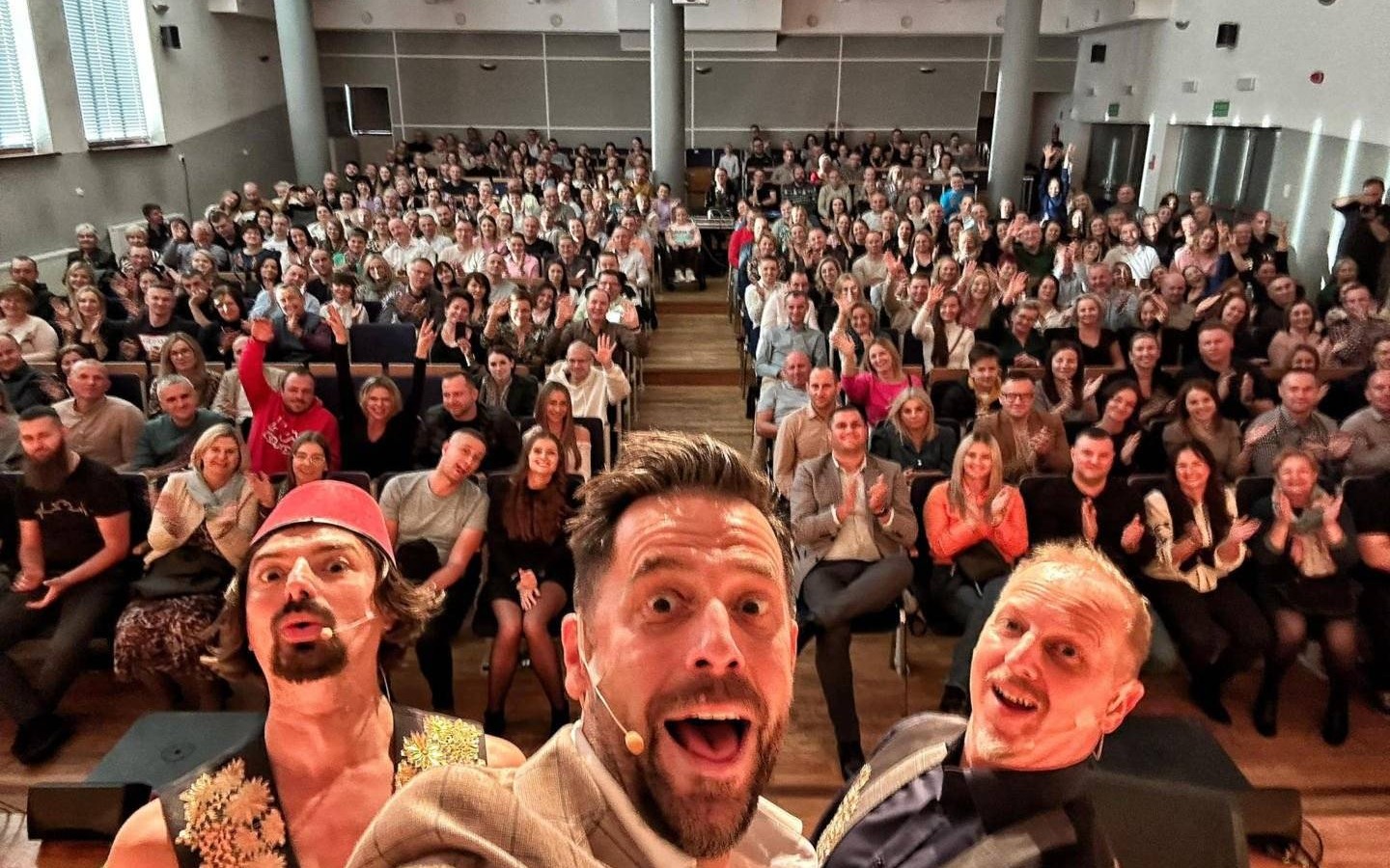 Kabaret Paranienormalni w Brzeszczach. Dlaczego warto się wybrać?