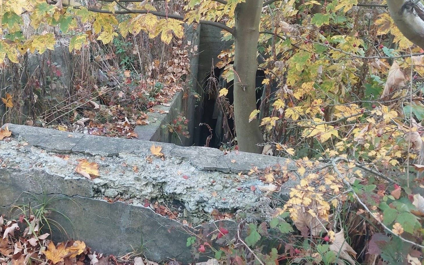 Ranny bezdomny w powojennym bunkrze