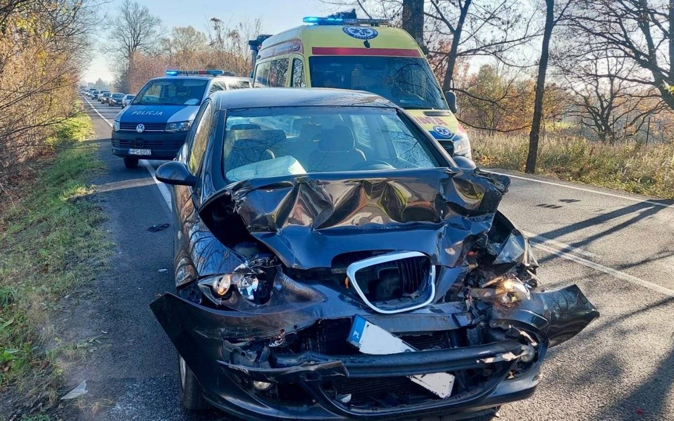 Kierowca seata uderzył w tył cysterny na DK 44