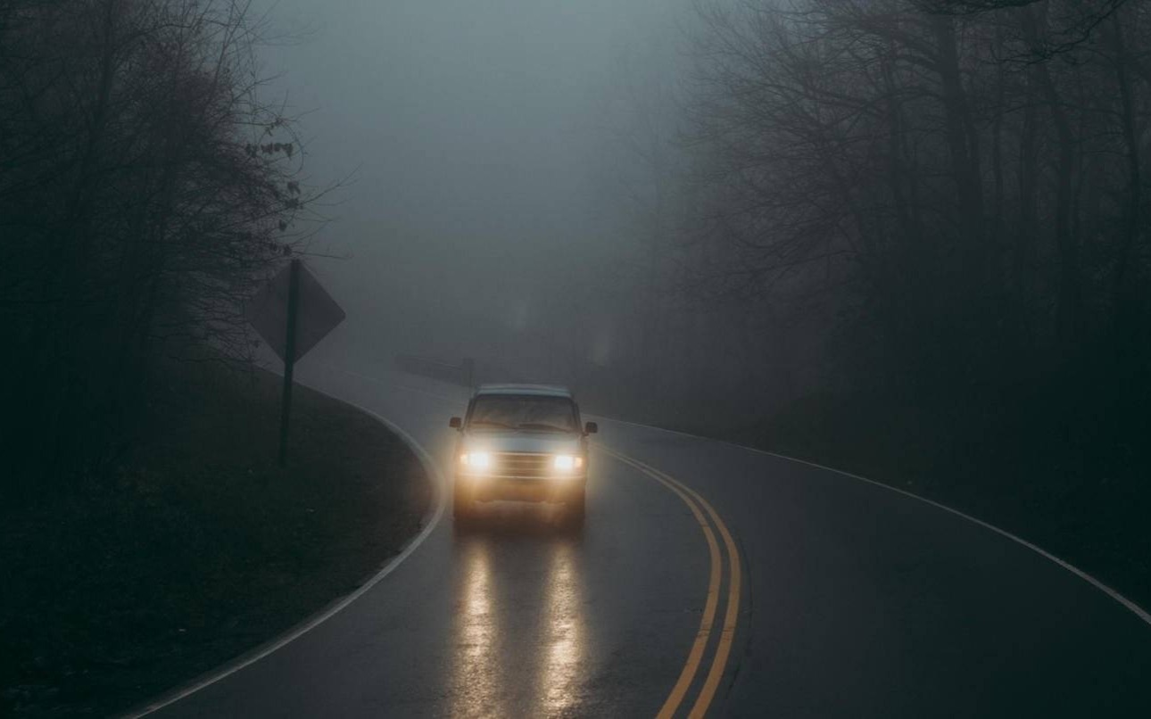 Ostrzeżenie dla kierowców: gęsta mgła