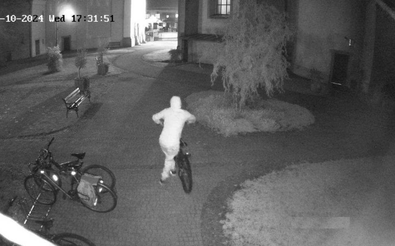 Policjanci szukają złodzieja roweru. Mamy zdjęcia z monitoringu – FOTO