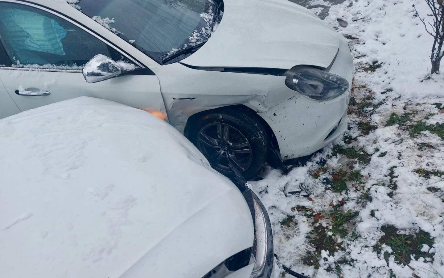 Brak zimowych opon znów przyczyną problemów na drodze – FOTO
