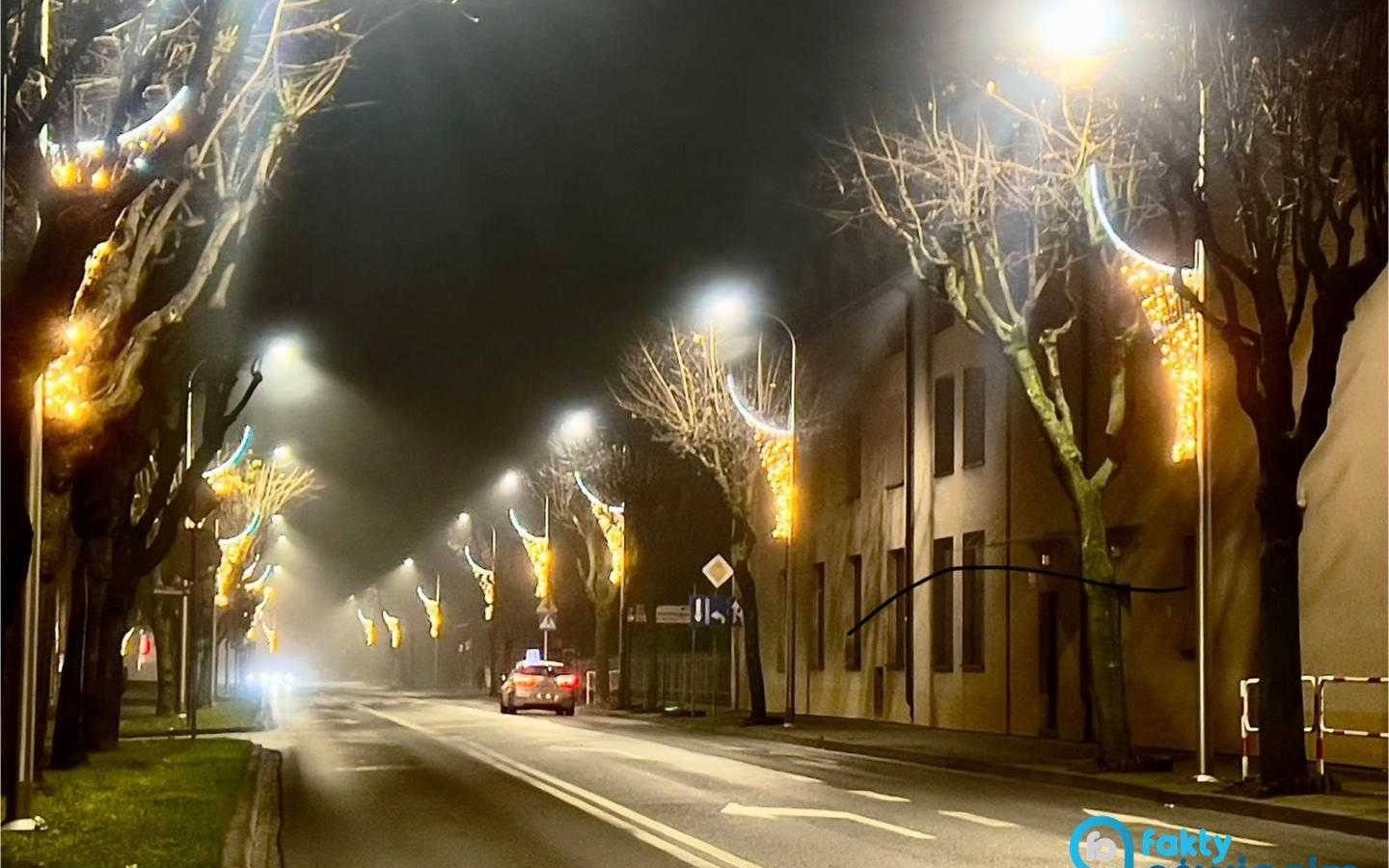 Setki ozdób zaczynają świątecznie rozświetlać Oświęcim – FILM, FOTO